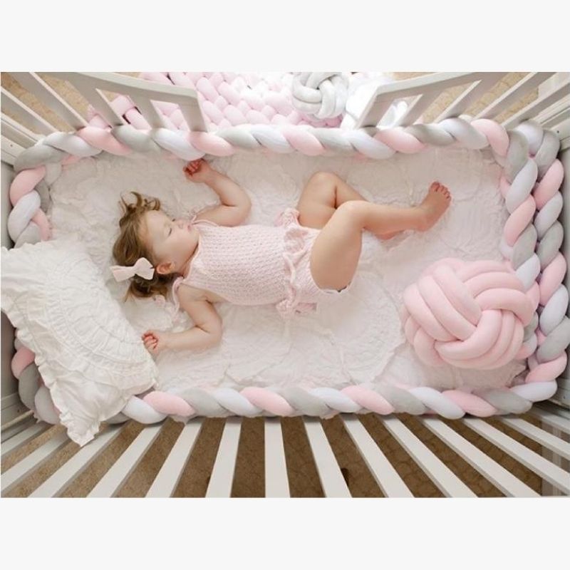 Tour de lit original tressé pour bébé en velours côtelé. Tresse de 1 à –  Stock de cadeaux